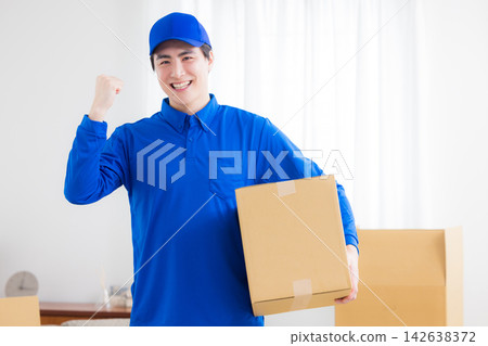 有紙板箱的工作者 142638372