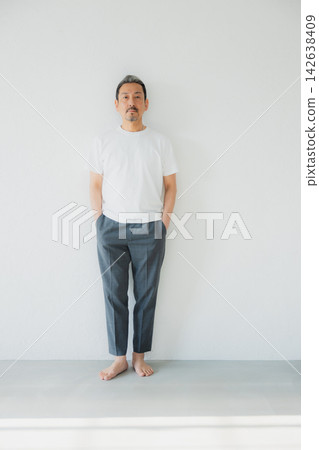注重外表的中年男性 142638409