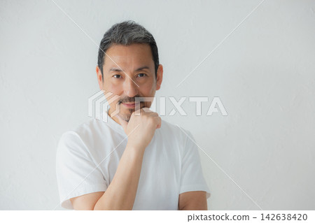注重外表的中年男性 注重外表的中年男性 142638420