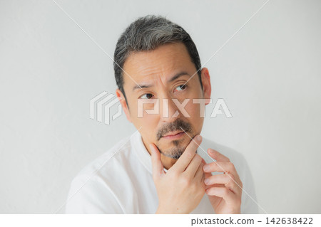 注重外表的中年男性 142638422
