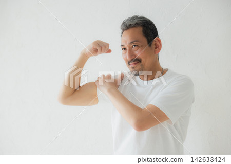 注重外表的中年男性 注重外表的中年男性 142638424