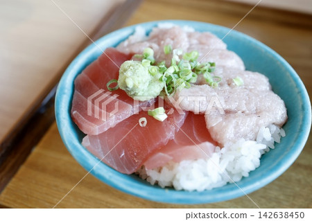Tuna bowl. A bowl with half lean tuna slices and half minced tuna with green onions. Tuna bowl. A bowl with half lean tuna slices and half minced tuna with green onions. 142638450