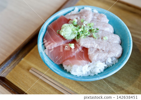 Tuna bowl. A bowl with half lean tuna slices and half minced tuna with green onions. Tuna bowl. A bowl with half lean tuna slices and half minced tuna with green onions. 142638451