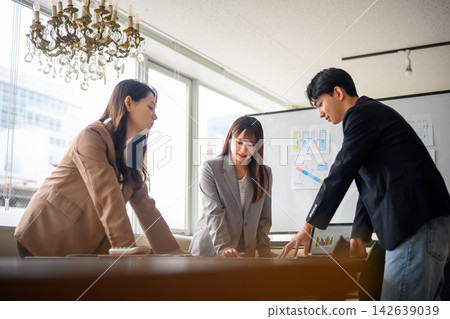 Business team having a meeting in the meeting room Business team having a meeting in the meeting room 142639039