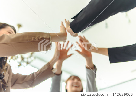 Business professionals who want to improve teamwork in the office Business professionals who want to improve teamwork in the office 142639066