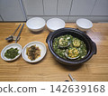 stir fried mussels with black soy sauce 142639168