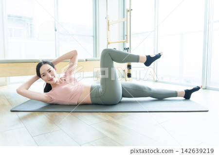 女子普拉提交叉步 142639219