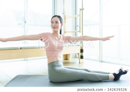 女性皮拉提斯、瑜珈、拉伸 女性皮拉提斯、瑜珈、拉伸 142639326