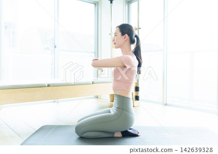 女性皮拉提斯、瑜珈、拉伸 女性皮拉提斯、瑜珈、拉伸 142639328
