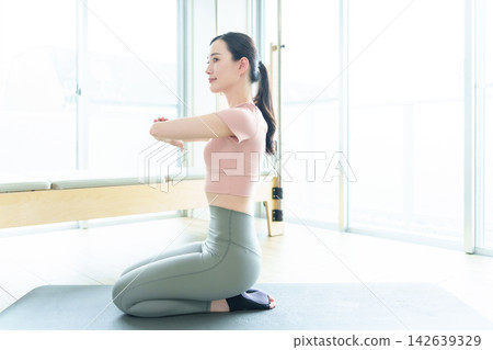 女性皮拉提斯、瑜珈、拉伸 女性皮拉提斯、瑜珈、拉伸 142639329