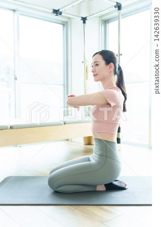 女性皮拉提斯、瑜珈、拉伸 女性皮拉提斯、瑜珈、拉伸 142639330