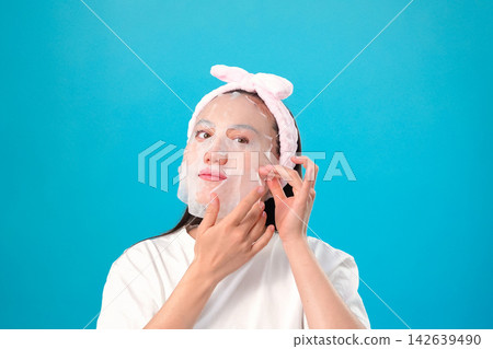 Woman applying makeup in beauty studio Woman applying makeup in beauty studio 142639490