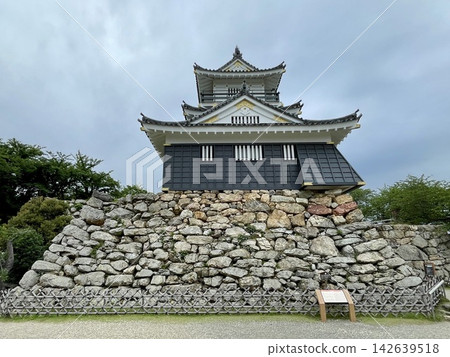 Hamamatsu Castle, where the rough-hewn stone walls remain. Hamamatsu Castle, where the rough-hewn stone walls remain. 142639518