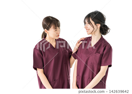 一位女醫護人員輕輕地將手放在病人的肩膀上,溫柔地和藹地交談。畫面展現了一個充滿關懷和信任的工作場所,人們互相支持,彼此安慰。 一位女醫護人員輕輕地將手放在病人的肩膀上,溫柔地和藹地交談。畫面展現了一個充滿關懷和信任的工作場所,人們互相支持,彼此安慰。 142639642