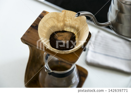 A scene of brewing coffee using the hand-drip method. A scene of brewing coffee using the hand-drip method. 142639771