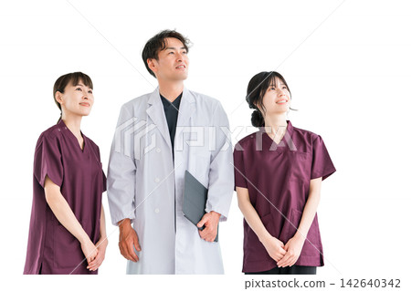 一位醫生和幾位女醫護人員正眺望未來。三張剪報表達了希望和信任。 142640342