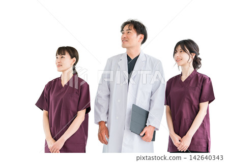 一位醫生和幾位女醫護人員正眺望未來。三張剪報表達了希望和信任。 142640343