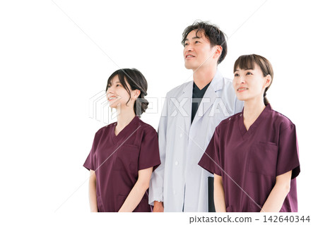 一位醫生和幾位女醫護人員正眺望未來。三張剪報表達了希望和信任。 142640344