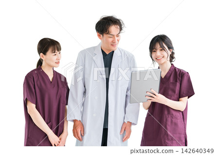 一位醫生和幾位女醫護人員正在查看平板電腦,交流資訊。影片片段顯示,三人微笑地一起工作。 一位醫生和幾位女醫護人員正在查看平板電腦,交流資訊。影片片段顯示,三人微笑地一起工作。 142640349