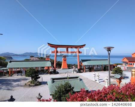 Torii漂浮在海中 Torii漂浮在海中 142640698