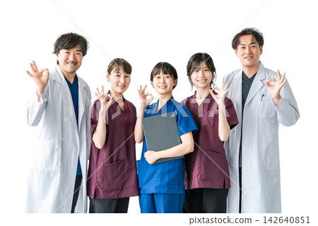 A doctor and medical staff giving an OK sign. A cutout image of a five-person medical team conveying reassurance and trust with smiles. A doctor and medical staff giving an OK sign. A cutout image of a five-person medical team conveying reassurance and trust with smiles. 142640851