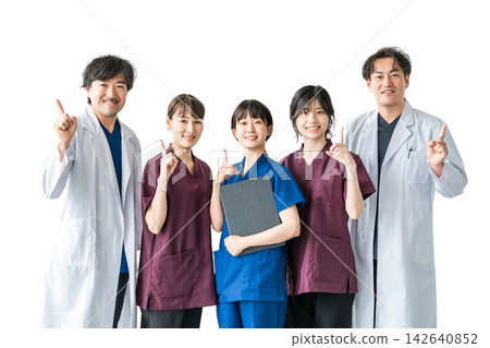A doctor and medical staff pointing to recommended spots. A cutout image of a five-person medical team giving a tour with smiles. A doctor and medical staff pointing to recommended spots. A cutout image of a five-person medical team giving a tour with smiles. 142640852