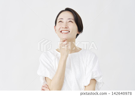 想像中年婦女白色背景 142640978