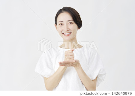 一位氣質出眾的中年女性，背景是白色。 142640979