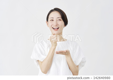 一位氣質出眾的中年女性，背景是白色。 142640980