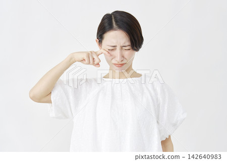 哭泣的中年婦女白色背景 142640983