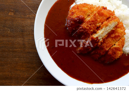 從餐桌正上方視角拍攝的雞排咖哩飯。 從餐桌正上方視角拍攝的雞排咖哩飯。 142641372