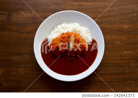 從餐桌正上方視角拍攝的雞排咖哩飯。 142641373