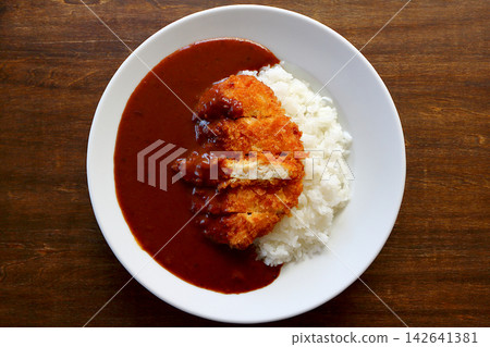 從餐桌正上方視角拍攝的雞排咖哩飯。 從餐桌正上方視角拍攝的雞排咖哩飯。 142641381
