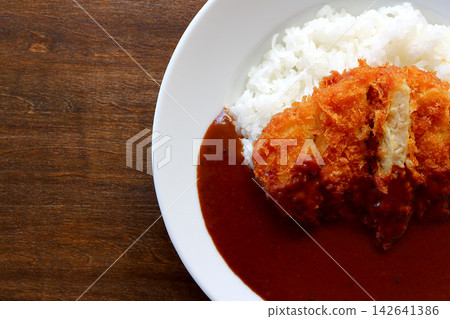 從餐桌正上方視角拍攝的雞排咖哩飯。 從餐桌正上方視角拍攝的雞排咖哩飯。 142641386