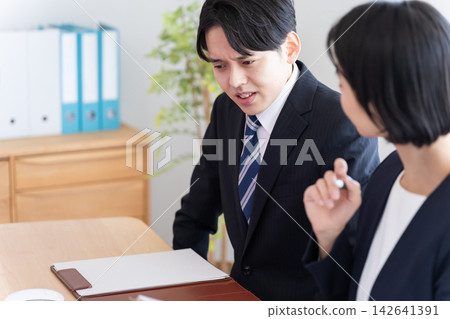 商業:主管培訓下屬 商業:主管培訓下屬 142641391