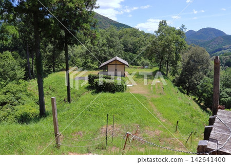川五守城遺址西圍牆內重建的馬厩(愛媛郡松野町) 川五守城遺址西圍牆內重建的馬厩(愛媛郡松野町) 142641400