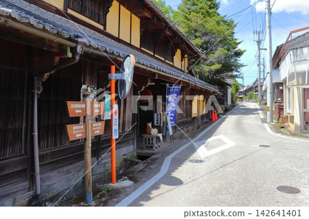 位於松丸街(愛媛郡松野町)老城區的清酒釀造廠 位於松丸街(愛媛郡松野町)老城區的清酒釀造廠 142641401