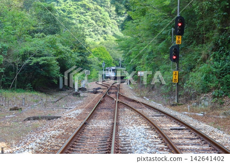 一列當地列車和車站大樓停在 JR 四國道山線(德島縣三好市)的偏遠車站坪尻站的折返軌道上。 一列當地列車和車站大樓停在 JR 四國道山線(德島縣三好市)的偏遠車站坪尻站的折返軌道上。 142641402