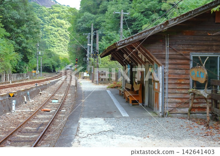 一列當地列車和車站大樓停在 JR 四國道山線(德島縣三好市)的偏遠車站坪尻站的折返軌道上。 一列當地列車和車站大樓停在 JR 四國道山線(德島縣三好市)的偏遠車站坪尻站的折返軌道上。 142641403