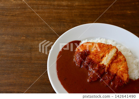 桌子背景擺放著雞排咖哩飯。 桌子背景擺放著雞排咖哩飯。 142641490