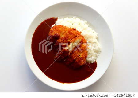 從正上方俯視，白色背景上是雞排咖哩飯。 142641697