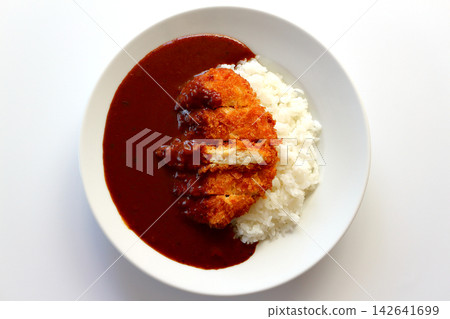 從正上方俯視，白色背景上是雞排咖哩飯。 142641699