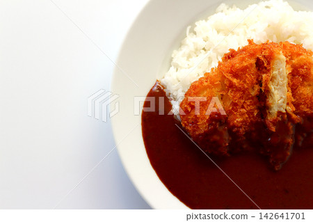 從正上方俯視，白色背景上是雞排咖哩飯。 142641701