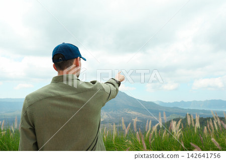 A person shows the view of the Kintamani mountains in Bali 142641756