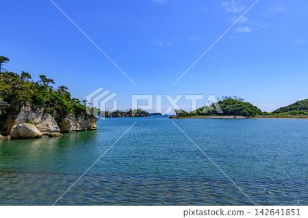 在宮城縣松島灣浦戶群島的佐布澤島上漫步。 在宮城縣松島灣浦戶群島的佐布澤島上漫步。 142641851