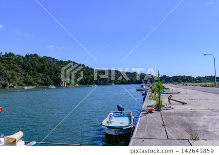在宮城縣松島灣浦戶群島的佐布澤島上漫步。 在宮城縣松島灣浦戶群島的佐布澤島上漫步。 142641859