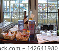 Serving space for restaurants, inns, and traditional Japanese restaurants 142641980