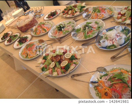 自助餐桌上擺滿了色彩繽紛的菜餚。 自助餐桌上擺滿了色彩繽紛的菜餚。 142641981