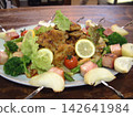 Chicken and brochette platter 142641984