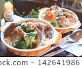 A piping hot gratin topped with hamburger and chicken. 142641986